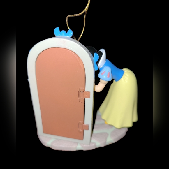 VINTAGE DISNEY PRINCESS SNOW WHITE HOLIDAY ORNAMENT WITH DOPEY AND OPENING DOOR - Picture 10 of 15